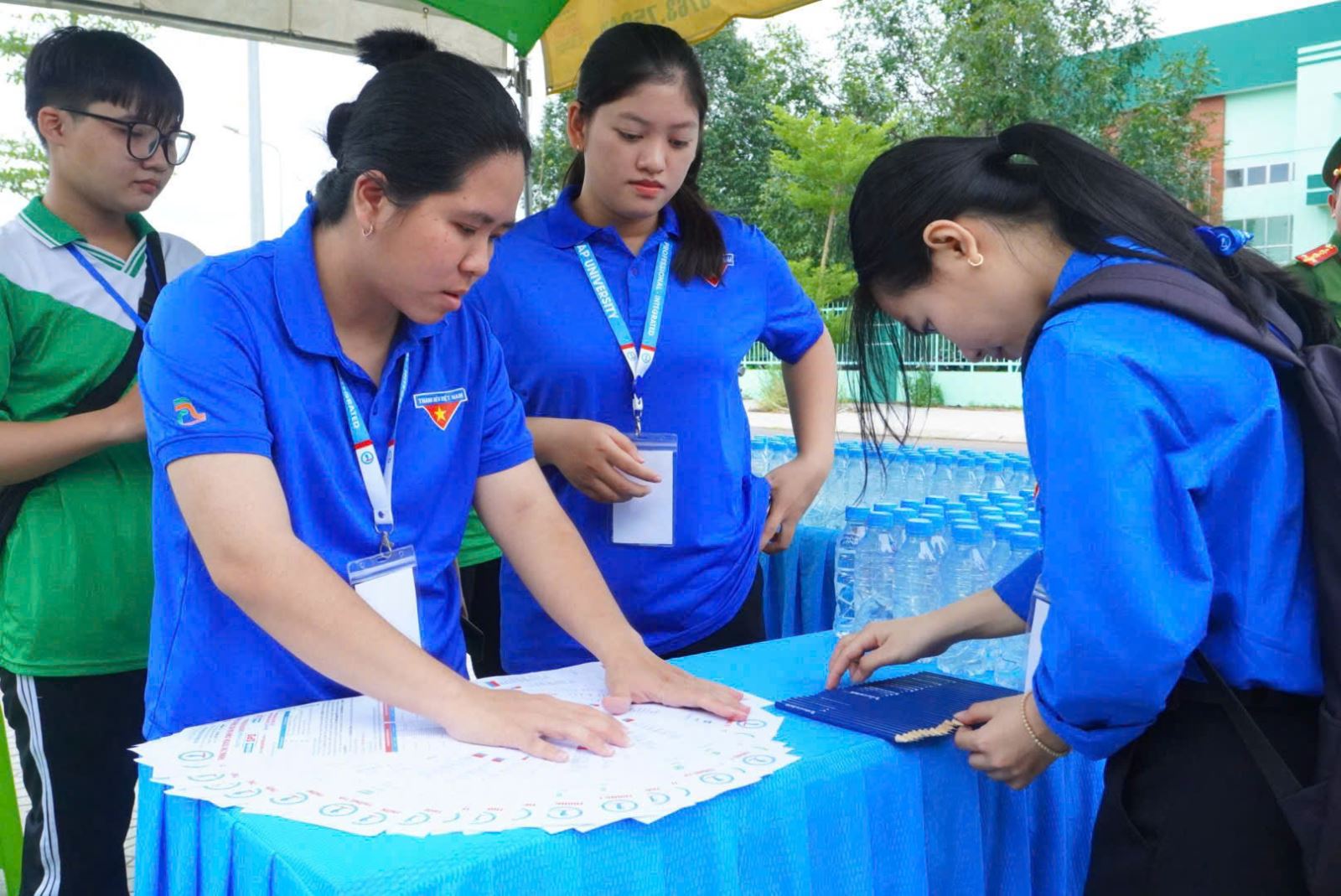 Sinh viên tình nguyện thực hiện công tác chuẩn bị phát viết và nước cho các sĩ tử trước giờ thi 