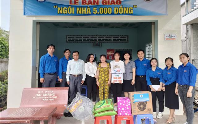 Tuổi trẻ Đại học Đồng Tháp bàn giao ngôi nhà 5.000 đồng thứ 68