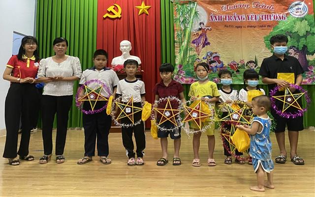 CLB Truyền thông - Sự kiện trao tặng 50 phần quà cho các em thiếu nhi có hoàn cảnh khó khăn tại xã Tịnh Thới, TP. Cao Lãnh