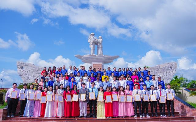 22 SINH VIÊN ƯU TÚ ĐƯỢC KẾT NẠP ĐẢNG VÀ TRAO GIẢI CUỘC THI VIẾT CHÍNH LUẬN VỀ BẢO VỆ NỀN TẢNG TƯ TƯỞNG CỦA ĐẢNG LẦN IV, NĂM 2025